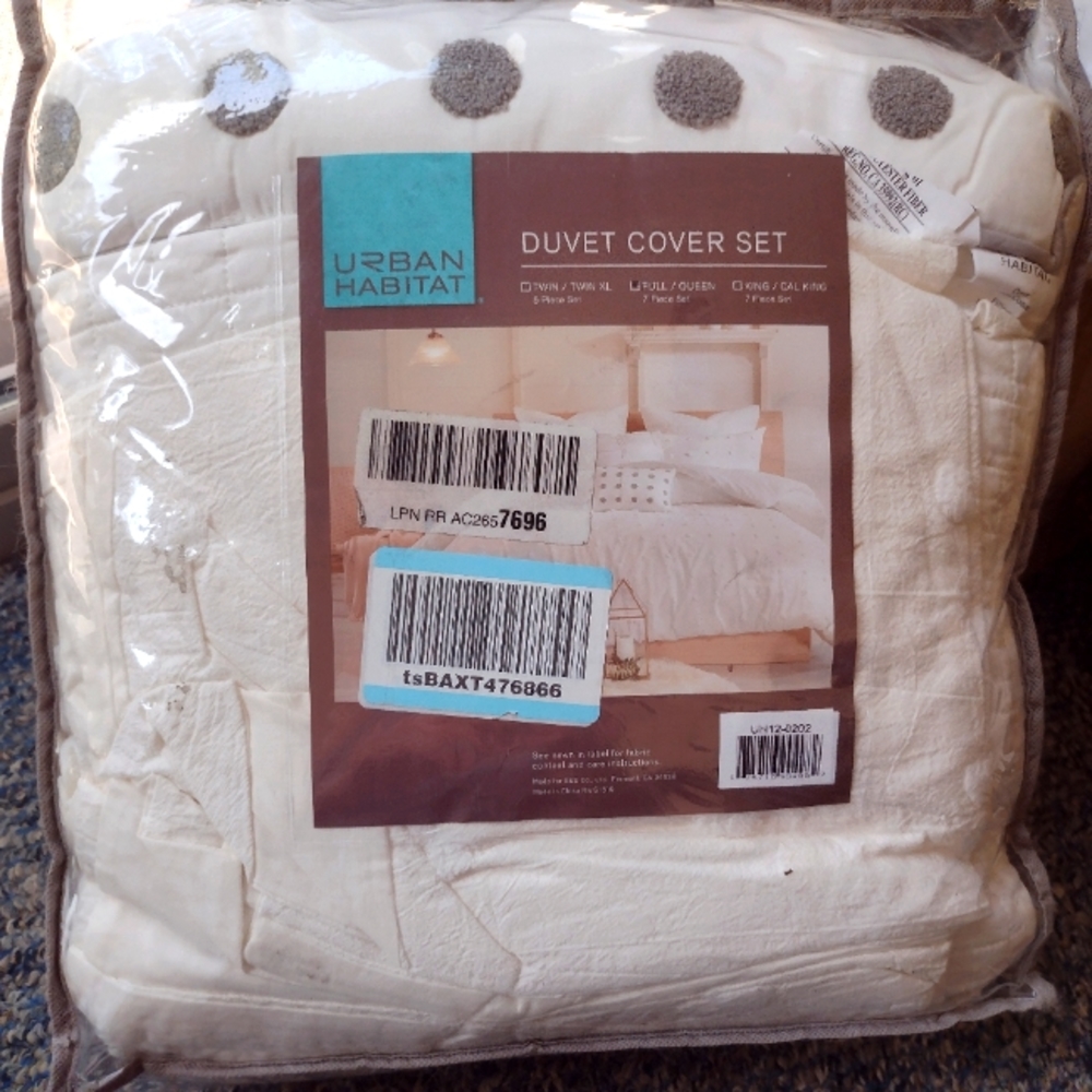 White duevt set w/ throw pillows